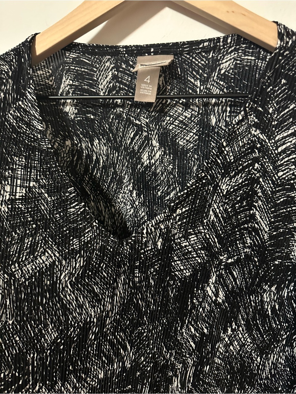 Chico's Etched Leaf Ruffle Sleeves Top SZ 4 V Neck 3/4 Sleeves Color Black - Picture 2 of 9